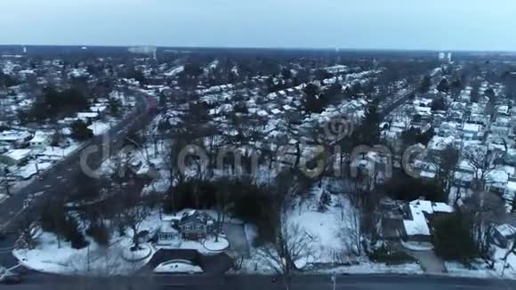 雪后新泽西的鸟瞰图视频的预览图