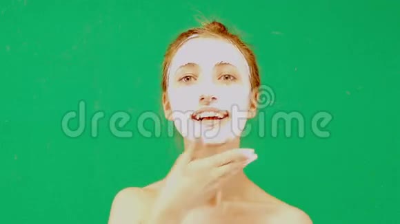 美女戴面膜视频的预览图