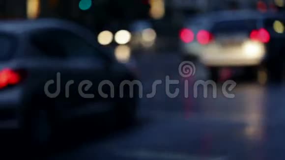 潮湿的沥青汽车和光线反射视频的预览图