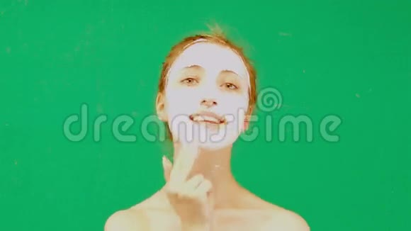 美女戴面膜视频的预览图