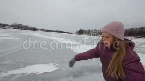 小女孩在冰湖上滑冰视频的预览图