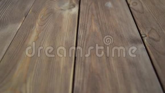 真正的旧木材纹理复古背景棕色背景摄像机从右向左移动视频的预览图