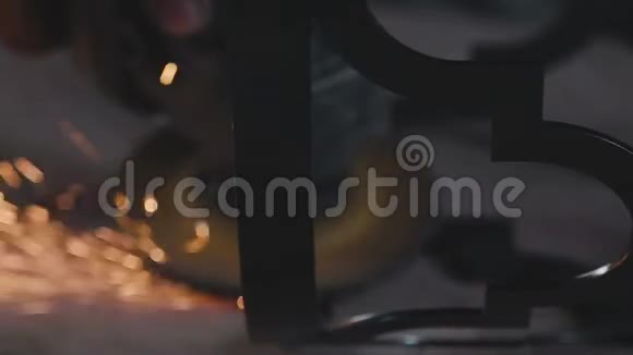 角磨机切割和研磨金属产品时火花视频的预览图