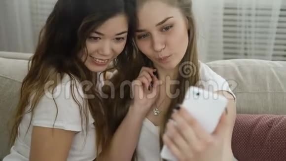 自拍青春生活方式朋友休闲女孩照片视频的预览图