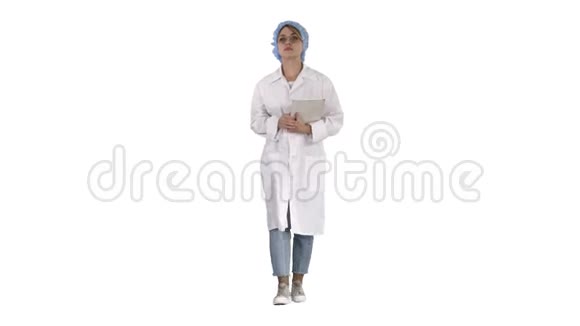 女医生在白色背景上拿着药片走路视频的预览图