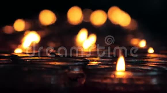 中国佛教寺庙中燃着蜡烛的特写镜头视频的预览图