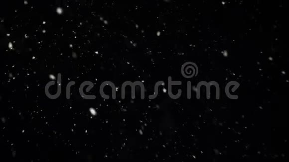 模糊的雪粒在夜间从左到右落下来视频的预览图