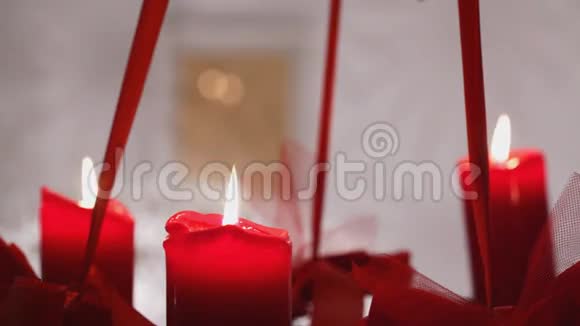 圣诞蜡烛燃得很近视频的预览图