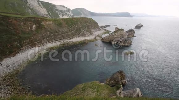 英格兰LulworthCoveDorset以东Mupe湾的岩石视频的预览图