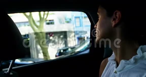 女商人坐汽车旅行视频的预览图
