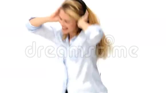 金发女人戴着耳机跳舞视频的预览图
