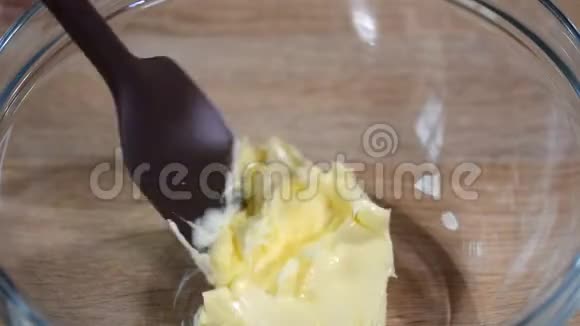 黄油和糖混在一起视频的预览图