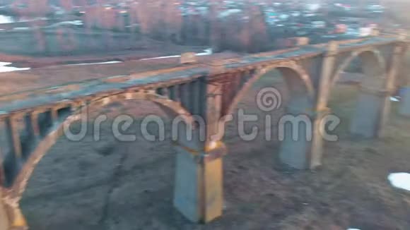 古老的历史铁路桥从四架直升机上发射的空中飞弹视频的预览图