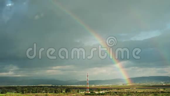 彩虹在加利利的田野上移动以色列与太阳视频的预览图