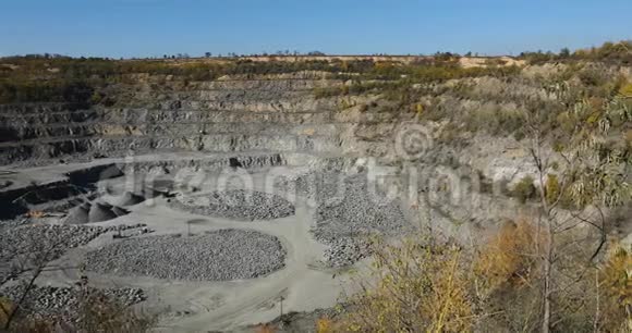 大型露天铁矿石采石场大型采石场全景图采石场设备视频的预览图