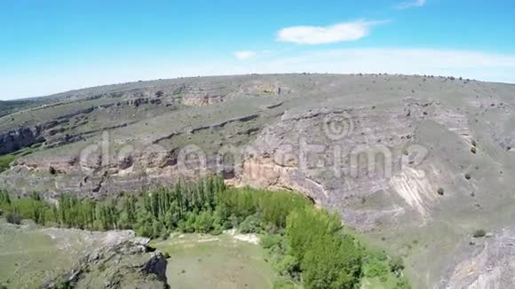 空中镜头杜拉顿峡谷和塞普尔韦达塞戈维亚卡斯蒂利亚莱昂西班牙视频的预览图