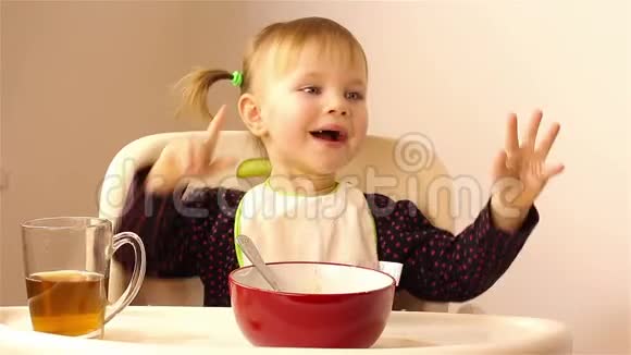一个两岁的小女孩吃粥视频的预览图
