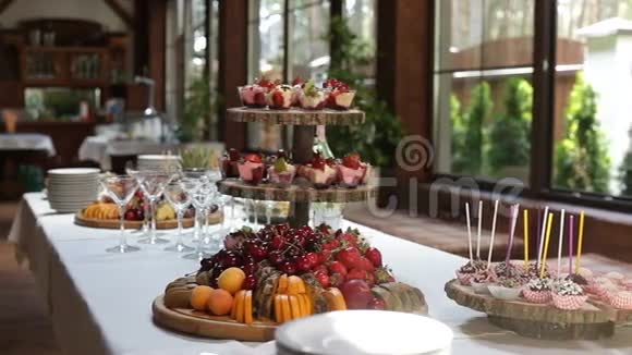 餐桌上装饰着美味的糖果和水果鸡尾酒派对视频的预览图