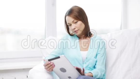 冷静的女人家里有平板电脑视频的预览图