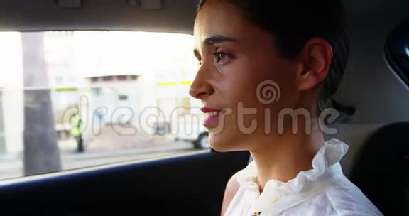 女商人坐汽车旅行视频的预览图