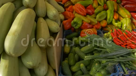 市场上的新鲜和有机蔬菜视频的预览图