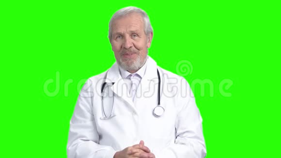 老医生说话的肖像视频的预览图