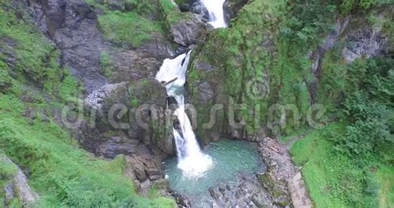 美丽的阿尔卑斯山瀑布清新的清澈的水和绿色的湖视频的预览图