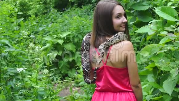 一个年轻女孩脖子上挂着一条蛇视频的预览图