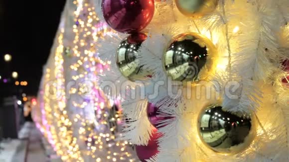圣诞树背景和圣诞装饰白色杉树上的金色和红色闪亮的球和花环视频的预览图