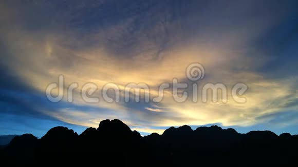 时光流逝美丽的日落山后的翁维昂老挝视频的预览图