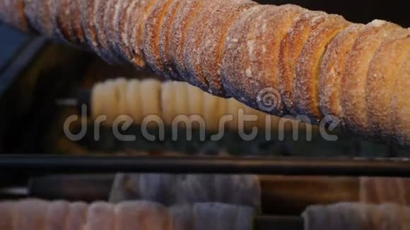 传统的甜面团烤在烤架上视频的预览图