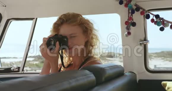一辆露营车上的年轻女子视频的预览图