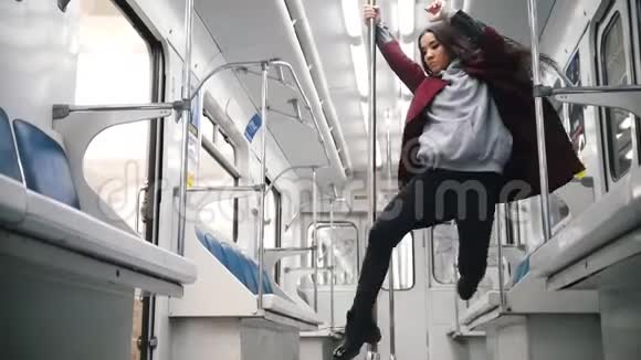 年轻女子在地铁里跳舞视频的预览图