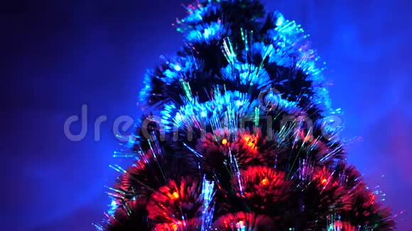 房间里有一棵漂亮的圣诞树装饰着一个发光的花环和一颗星星新年圣诞树节日快乐视频的预览图