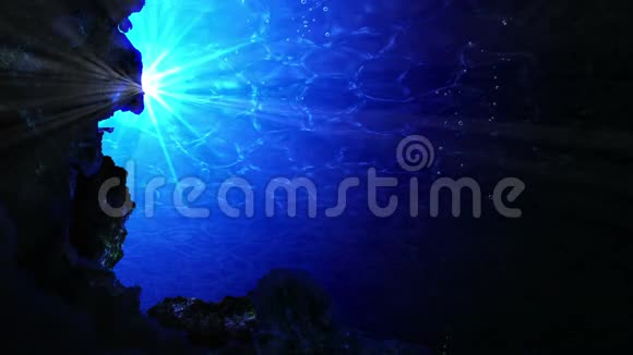在海洋中潜水水下观看深蓝大海中的太阳光线和气泡奢享暑假概念循环动画视频的预览图