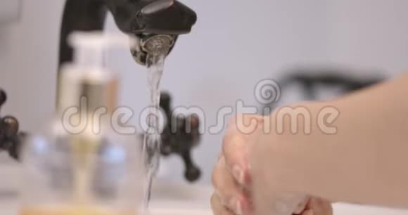 用肥皂清洁双手视频的预览图