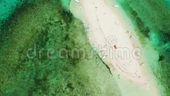 有海滩和游客的桑迪岛西亚高裸岛视频的预览图