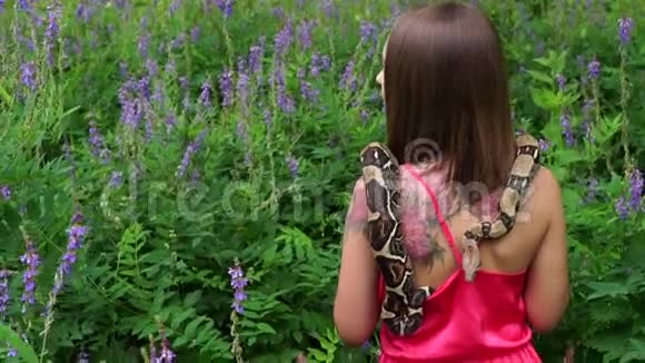 一个年轻女孩脖子上挂着一条蛇视频的预览图