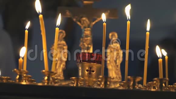 在寺庙里点燃教堂的蜡烛关门视频的预览图