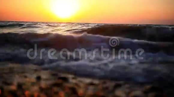 海面下灿烂的日落波浪飞溅视频的预览图
