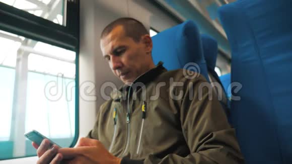背景模糊地铁里不知名的中年男子智能手机向社交媒体信使发送短信男人视频的预览图