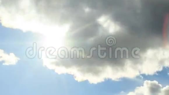 太阳的光芒冲破云层时间视频的预览图