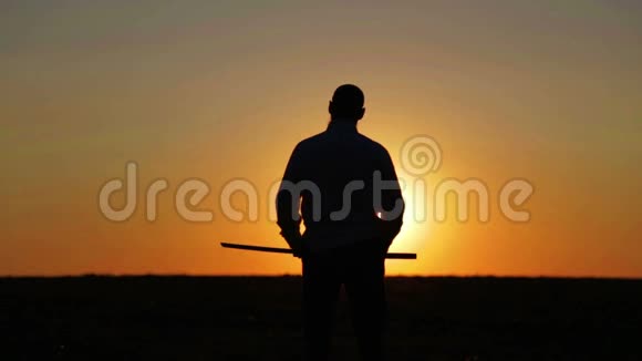 日落时持剑的人的肖像战士的道路日暮时分手持长剑的武士黑帮视频的预览图