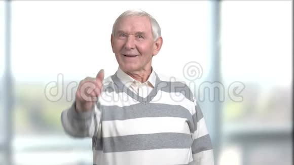开朗的老人放弃了拇指视频的预览图