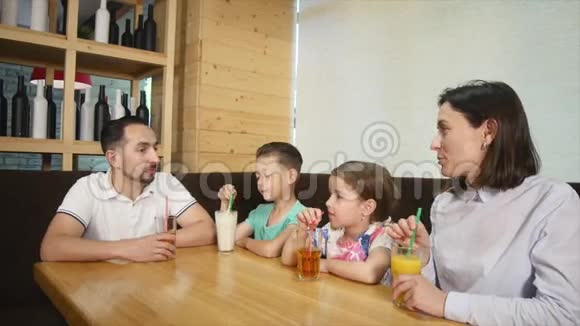 一家四口在咖啡馆里一起吃披萨视频的预览图