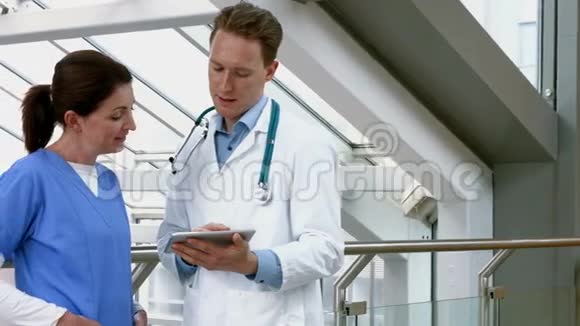 医生在走廊里说话视频的预览图
