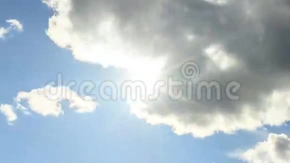 太阳的光芒冲破云层时间视频的预览图