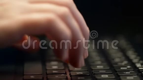 关闭女性手在笔记本电脑键盘上打字视频的预览图