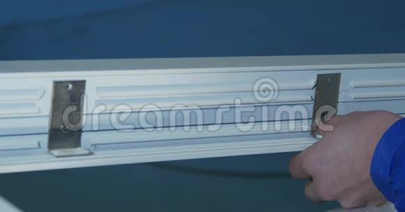 手工工人组装PVC门窗制造业工作有选择的焦点铝和PVC工厂视频的预览图