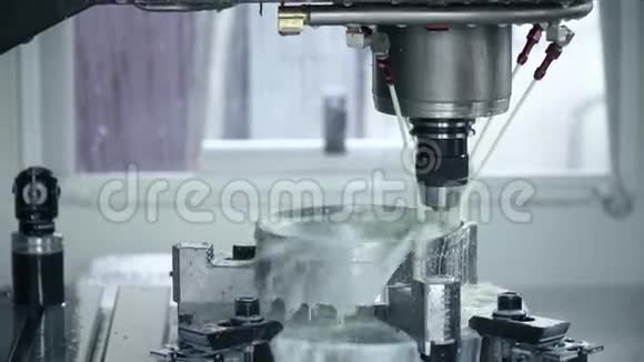 工厂的机器制造视频的预览图